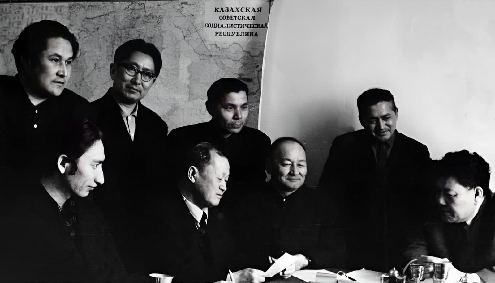 Jusip Qidirov, Raxmetolla Rayimqulov, Jardem Tilepov, Sirbay Mavlenov (1-qator, chapdan o'ngga), Muqag'ali Maqatayev, Berxayir Amanshin, Abirash Jamishev, Sansizbay Sarg'asqayev (2-qator, o'ngdan chapga). Qozog'iston Yozuvchilar uyushmasi. 1965-yil. Almati.