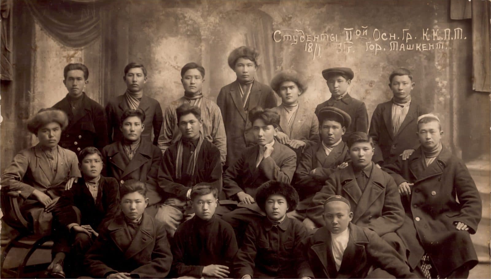 Qozoq pedagogika texnikumi talabalari, 18.01.1931. (1-qatorda chapdan ikkinchi). Toshkent. QR OMA. 1922-fond, 2-ro'yxat, 298-ish, 4-varaq.