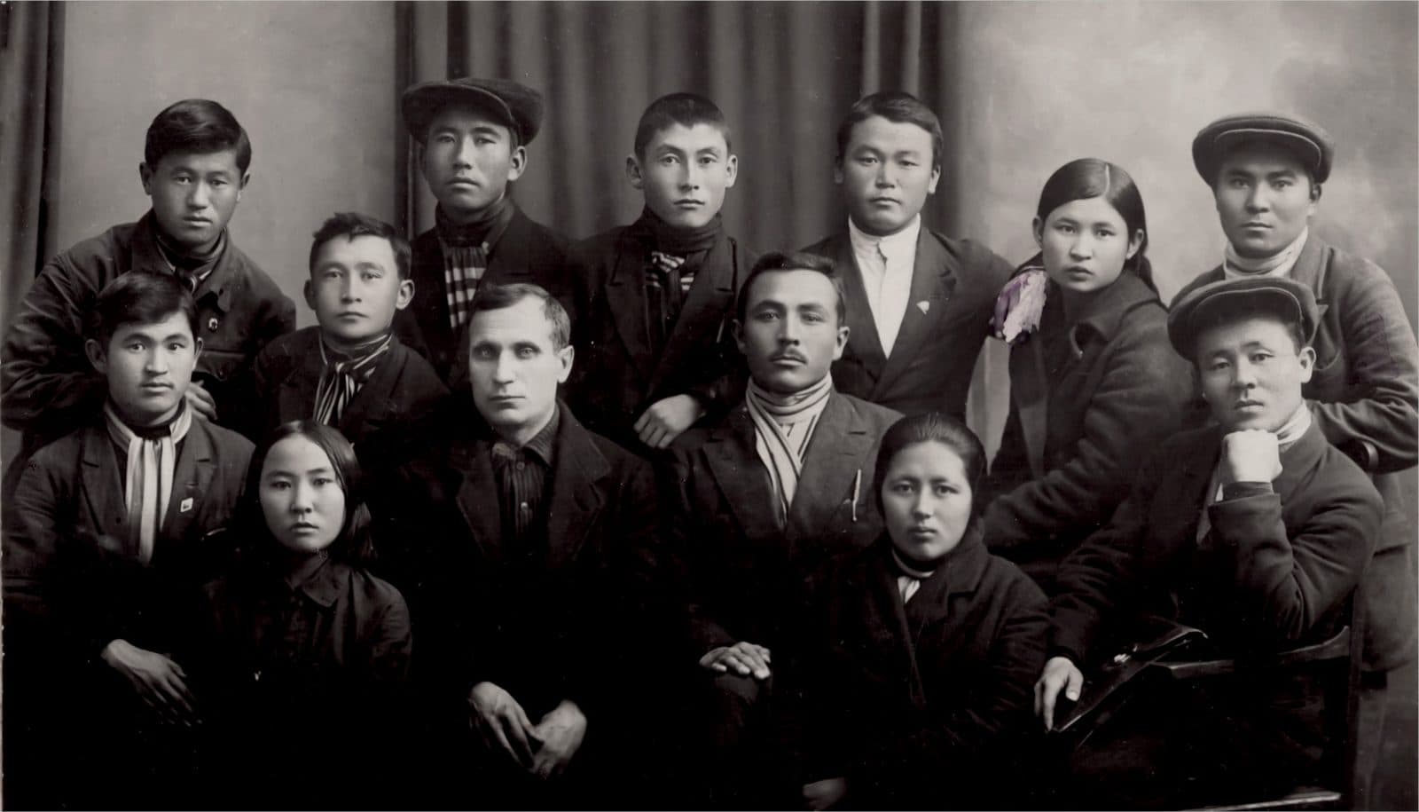 Qozoq pedagogika texnikumi komsomollari (3-qatorda chapdan birinchi). Toshkent. QR OMA. 1922-fond, 2-ro'yxat, 298-ish, 6-varaq.