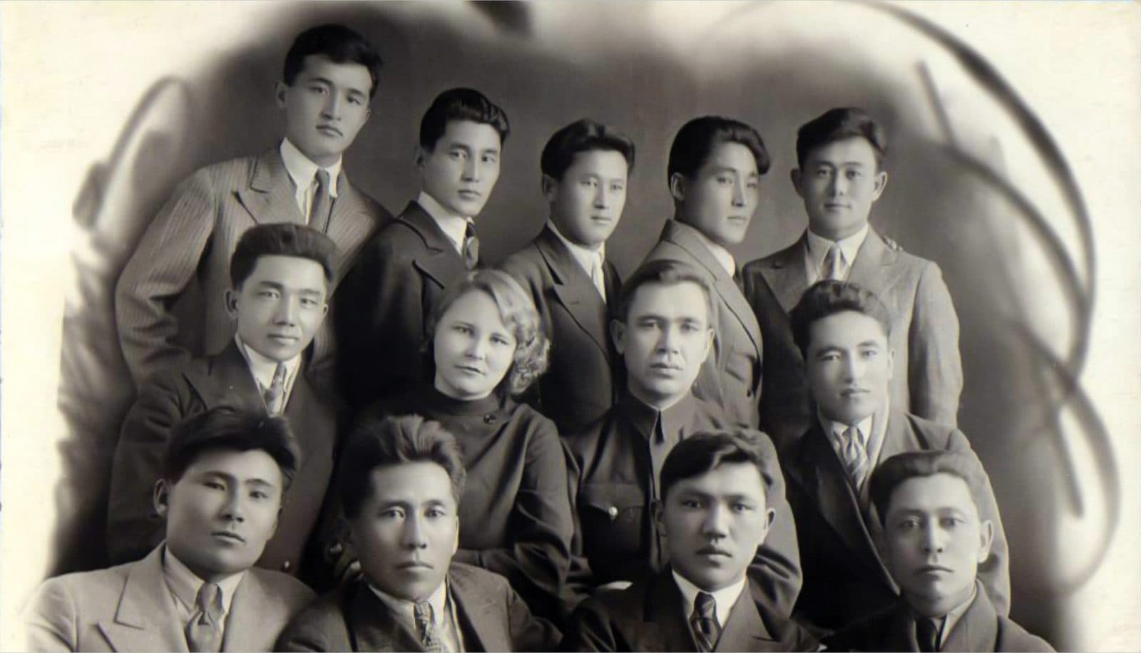 Qozoq jurnalistika instituti talabalari. Raxmetolla Rayimqulov (3-qatorda o'ngdan uchinchi), yaqin do'stlari (1-qatorda chapdan birinchi va uchinchi): Amangeldi Musaboyev, Idiris To'reboyev va boshqalar. Almati, 1938-yil. QR OMA. 1922-fond, 2-ro'yxat, 298-ish, 5-varaq.