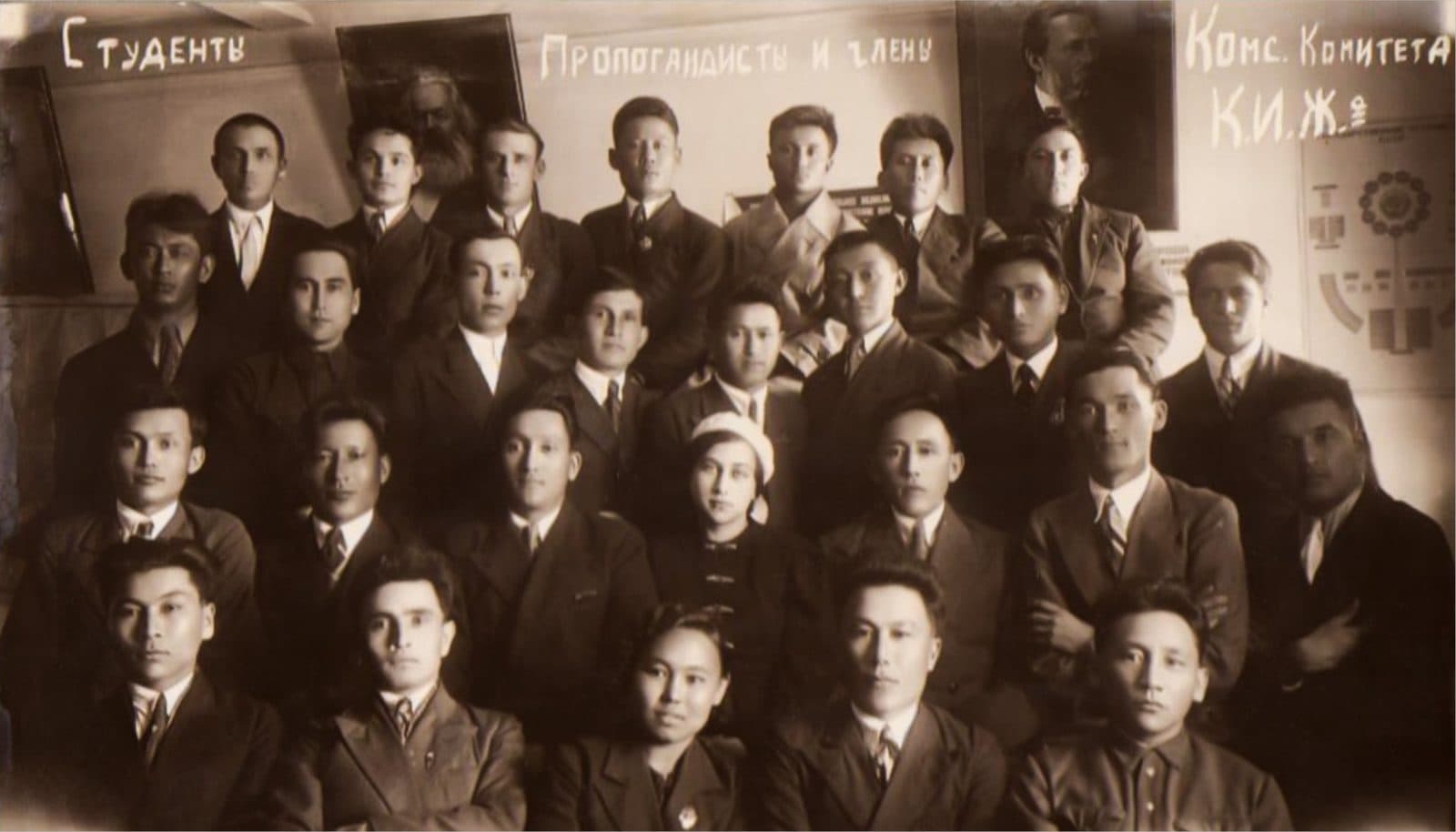 Qozoq kommunistik jurnalistika instituti talabalari. Raxmetolla Rayimqulov (3-qatorda chapdan 5-chi). Almati. 1938-yil. QR OMA. 1922-fond, 2-ro'yxat, 298-ish, 7-varaq.
