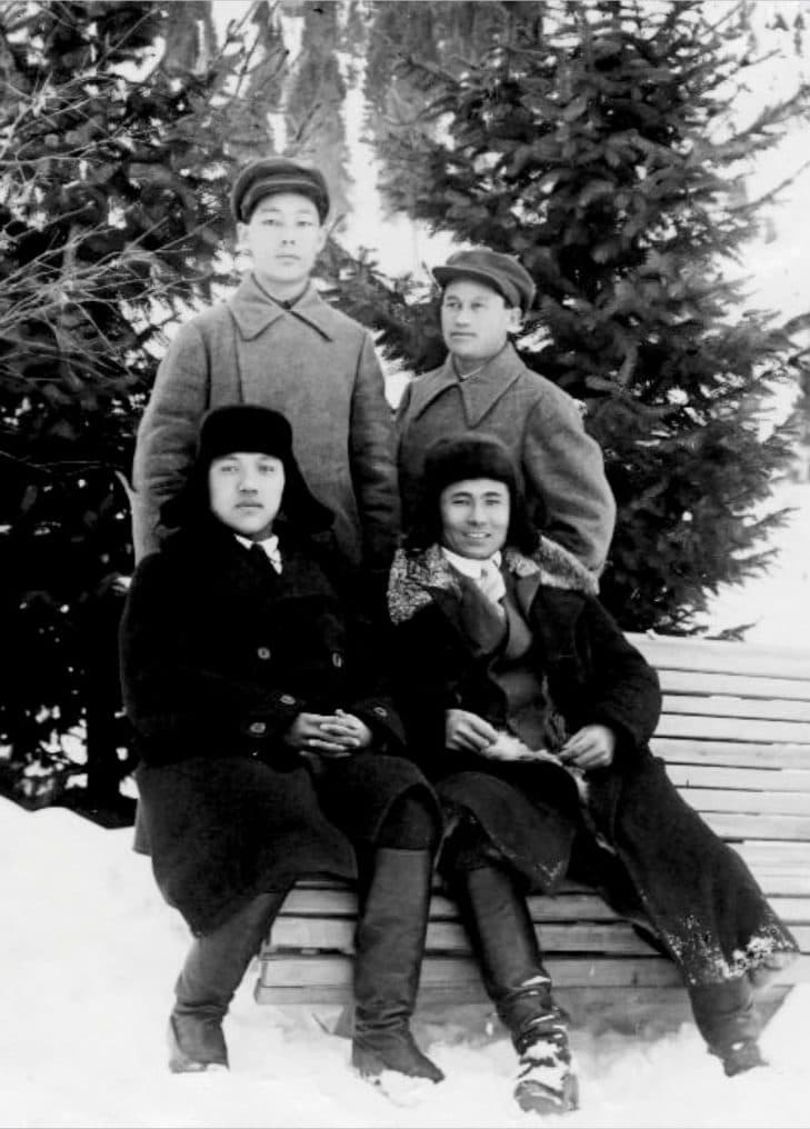 Raxmetolla Rayimqulov, Amangeldi Musaboyev (kosmonavt Talg'at Musaboyevning otasi), Idiris To'reboyev. Almati, 1939-yil.