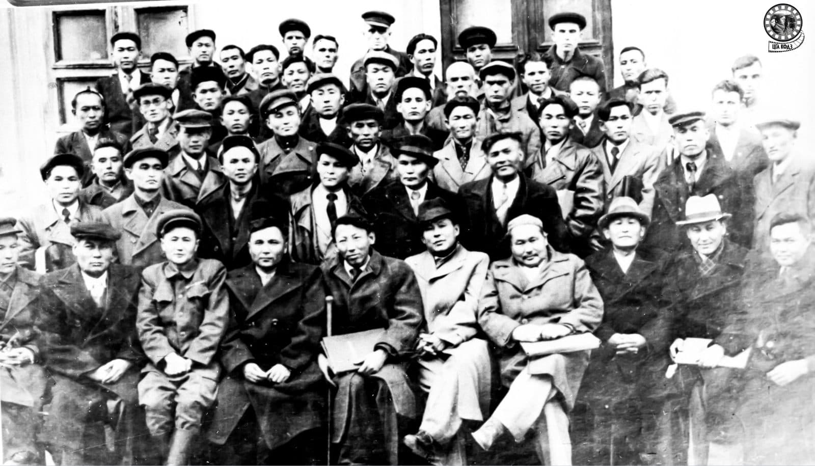 Yozuvchilarning «Pioner» jurnali tahririyati jurnalistlari bilan uchrashuvi. 1-qatorda chapdan o'ngga: Tayir Jarokov, Dixan Abilev, Aljappar Abishev, Abdilda Tajiboyev, G'abit Musrepov, Sabit Muqanov, Qajim Jumaliyev, Malik G'abdullin. 2-qatorda chapdan o'ngga: to'rtinchi, beshinchi va oltinchi turganlar — Qayim Muhamedxanov, G'ali Ormanov va aktyor Qapan Badirov. 3-qatorda chapdan beshinchi — Sag'ing'ali Seyitov. Yuqori qatorda chapdan birinchi va ikkinchi turganlar — Sauirbek Baqbergenov va Raxmetolla Rayimqulov. 1939-yil. Almati. 2-109732.