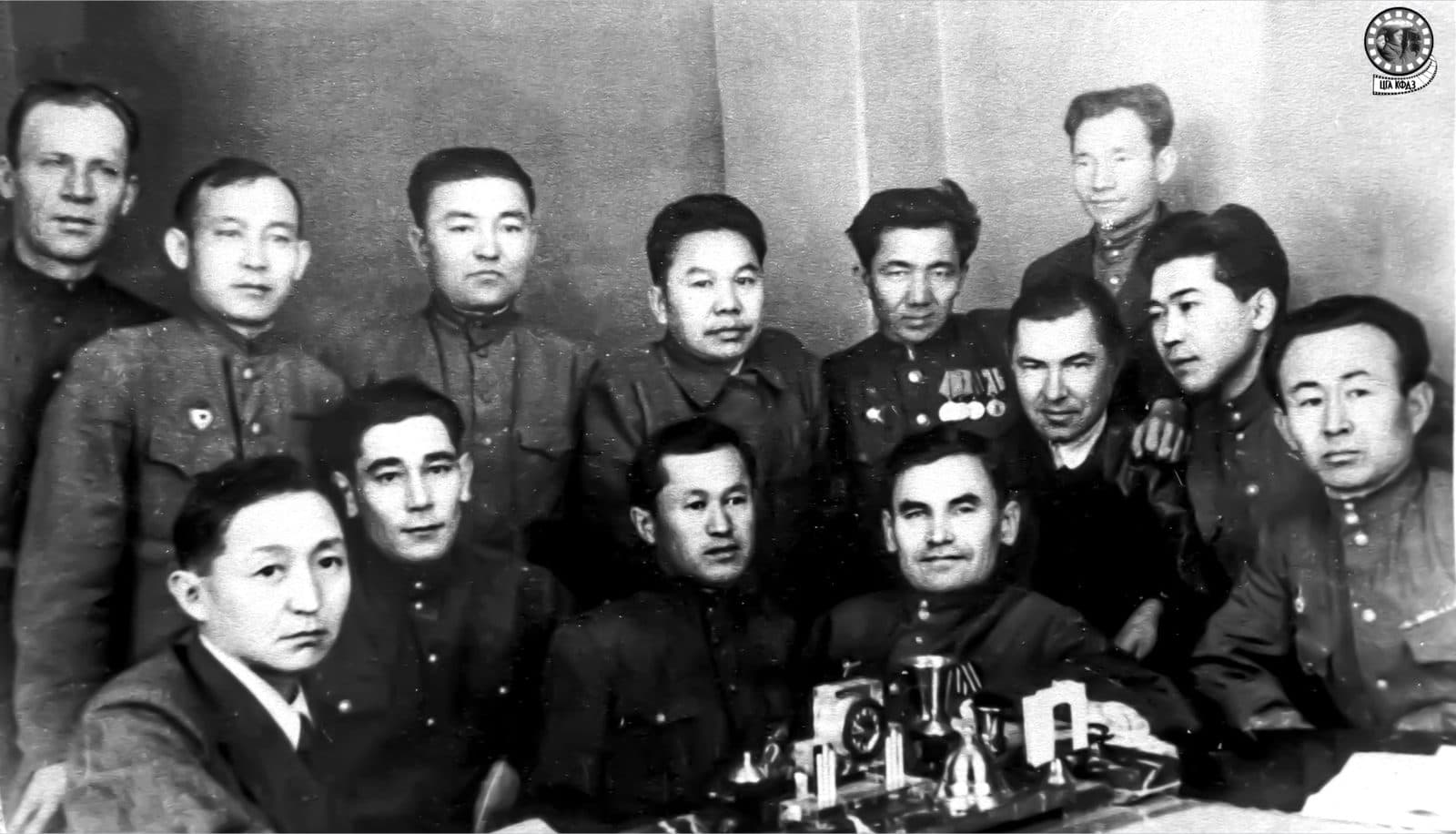 «Sotsialistik Qozog'iston» gazetasi jamoasida qalamkashlar Jeken Jumaxanov, Xamit Yerg'aliyev, Raxmetolla Rayimqulov, Sauirbek Baqbergenov (birinchi qatorda chapdan o'ngga birinchi, ikkinchi, uchinchi va oltinchi), Taxaui Axtanov (ikkinchi qatorda o'ngdan chapga ikkinchi). 1944-yil. 2-97594.