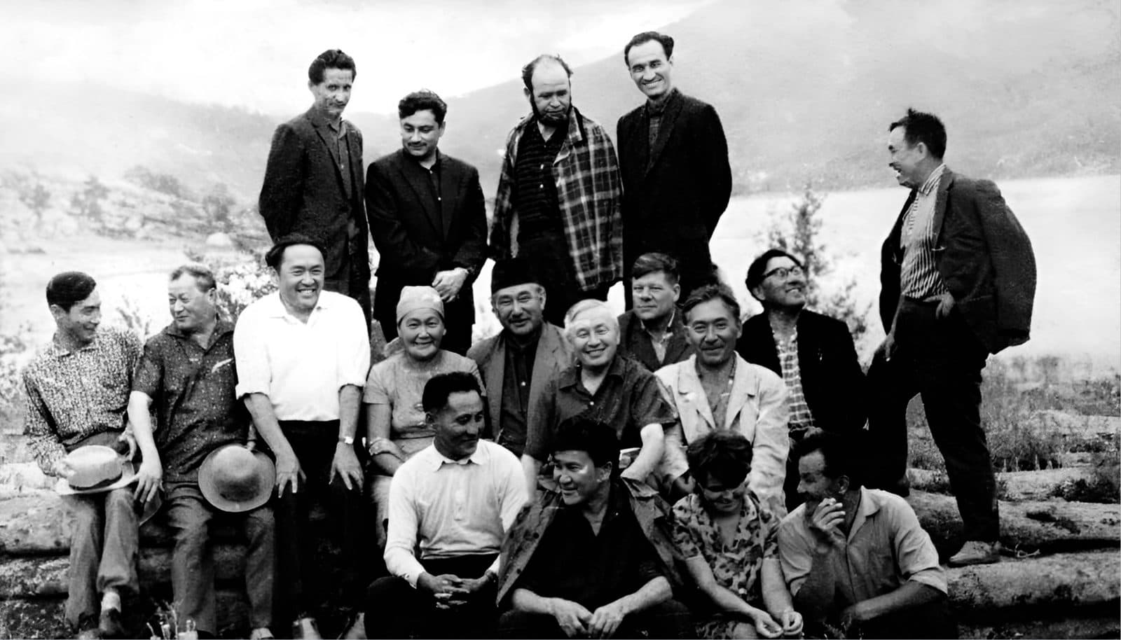 Saken Junisov (1-qatorda chapdan o'ngga ikkinchi), Nutfolla Shakenov, Raxmetolla Rayimqulov, Qabdikarim Idirisov, Qalijan Bekxojin, Sag'ing'ali Seyitov, Fyodor Morgun, Abdikarim Axmetov, Shona Smaxanuli (2-qatorda chapdan o'ngga), Qadir Mirzaliyev, Aleksandr Skvortsov (3-qator). Bayanaul, Jasibay ko'li, 1966-yil avgust oyi.
