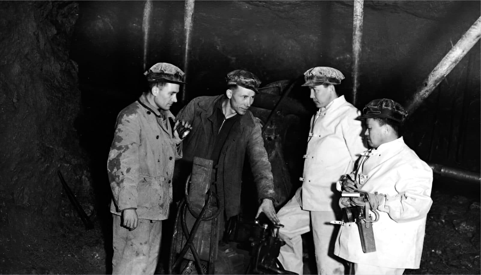 R. Rayimqulov, K. Kambarov, Vasilyev (konchi), Pastuxov (muhandis) (o'ngdan chapga). Leninogorsk shahri. Tahririyat topshirig'i bilan «Bistrushinsk» konida. 1956-yil 15-fevral.