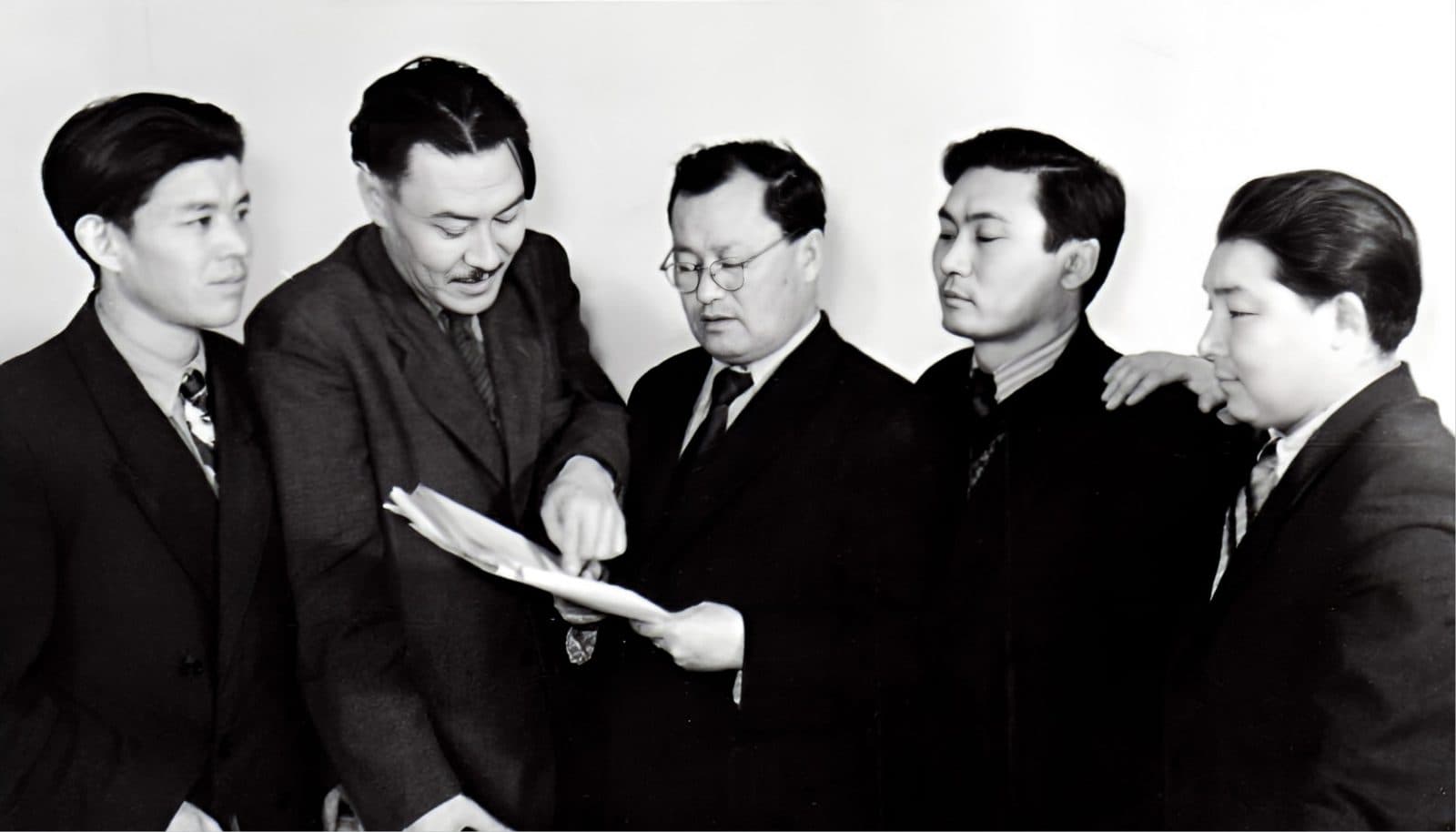 Shamil Muhamedjanov, Quandiq Shang'itboyev, Raxmetolla Rayimqulov, Qaratay Quttiboyev, Balamer Saxariyev (chapdan o'ngga). Almati. 1957-yil 4-dekabr.