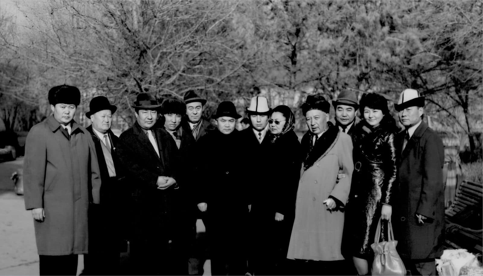 Qirg'iz va qozoq yozuvchilarining uchrashuvi (chapdan o'ngga): Ishenbay Mansurov, Raxmetolla Rayimqulov, Isabek Isakov, (noma'lum), Qalaubek Tursinqulov, Qachqinbay Osmonaliyev, Nurpais Jarqinbay, Ayim Aytboyeva, Aytkulu Ubukeyev, Abziy Qidirov, (noma'lum), Qudaybergen Japarov. 60–70-yillar, Almati.