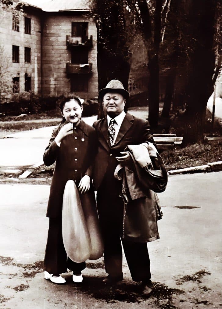 Raxmetolla Rayimqulov qizi Aqto'ti bilan. 1976-yil 1-may. Almati.