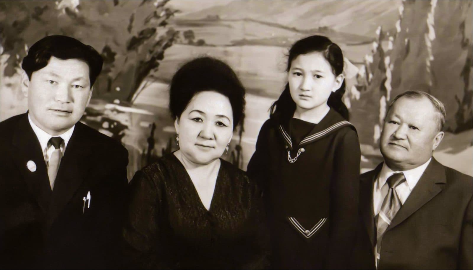Adib o'z qishlog'ida. Raxmetolla Rayimqulov, qizi Aqto'ti, rafiqasi Makiza Rayimqulova-Shashkina, yurtdoshi Auez Sho'jeboyev. Bo'stonliq tumani. 1974-yil 24-mart.