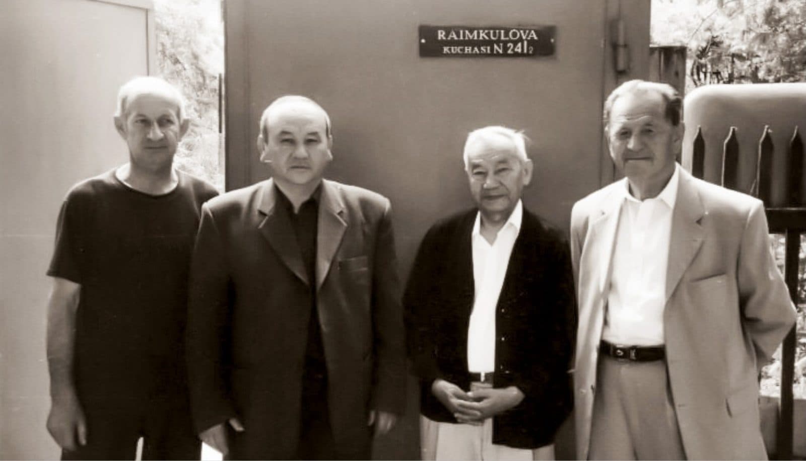 Taniqli yozuvchi Azilxan Nurshayiqov jonajon do'sti Raxmetolla Rayimqulovning tug'ilgan yurtida — adib nomi berilgan ko'chada. Yozuvchi bilan birga Rahangning qarindoshlari Aldabergen Aynabekov va Nurmaxanbet Ajimetov. Bo'stonliq tumani. Toshkent viloyati. O'zbekiston. 2008-yil.