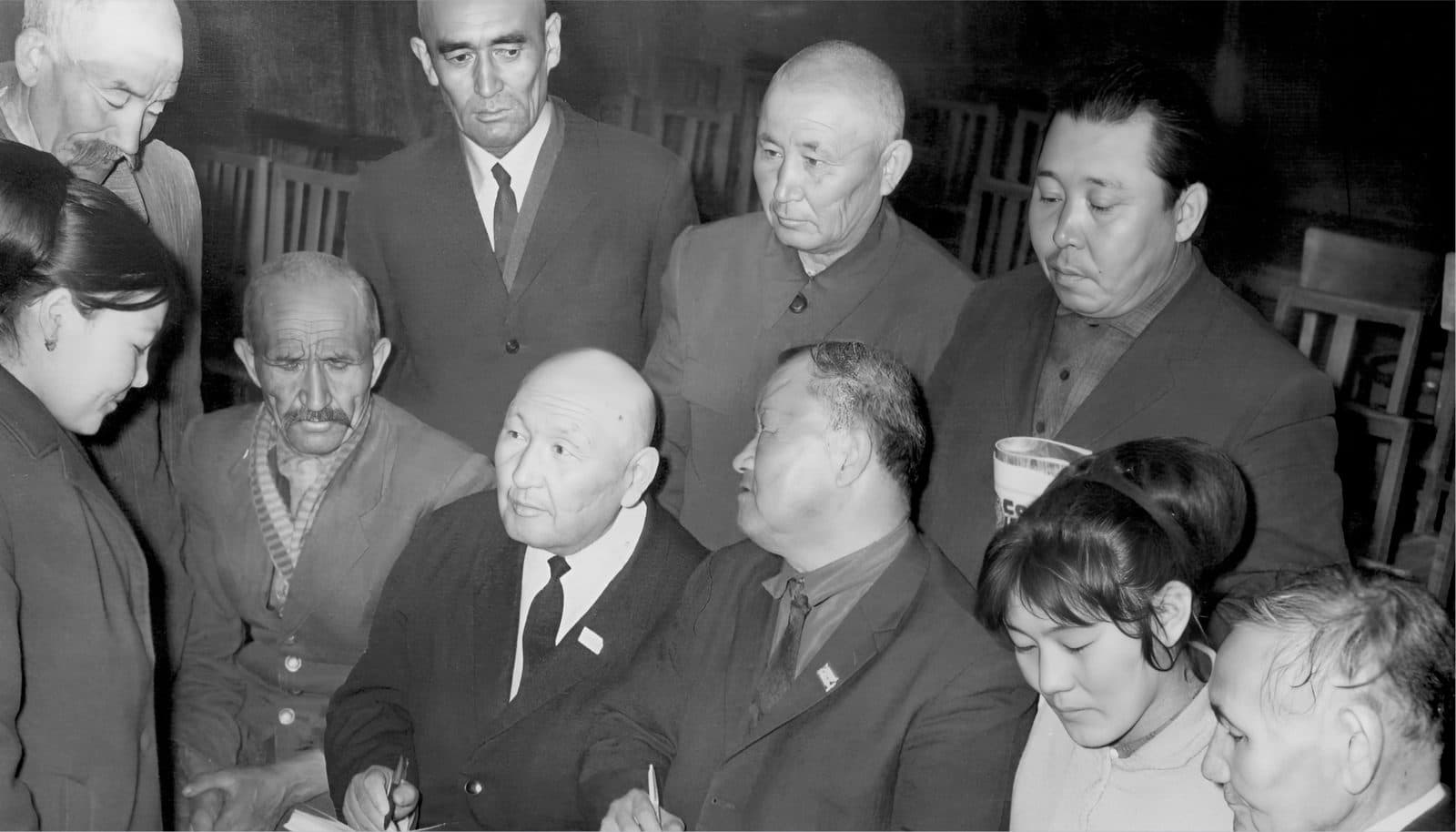 Yozuvchilar Raxmetolla Rayimqulov va Asqar To'qmag'ambetov o'quvchilarga dastxat berayotgan lahza.