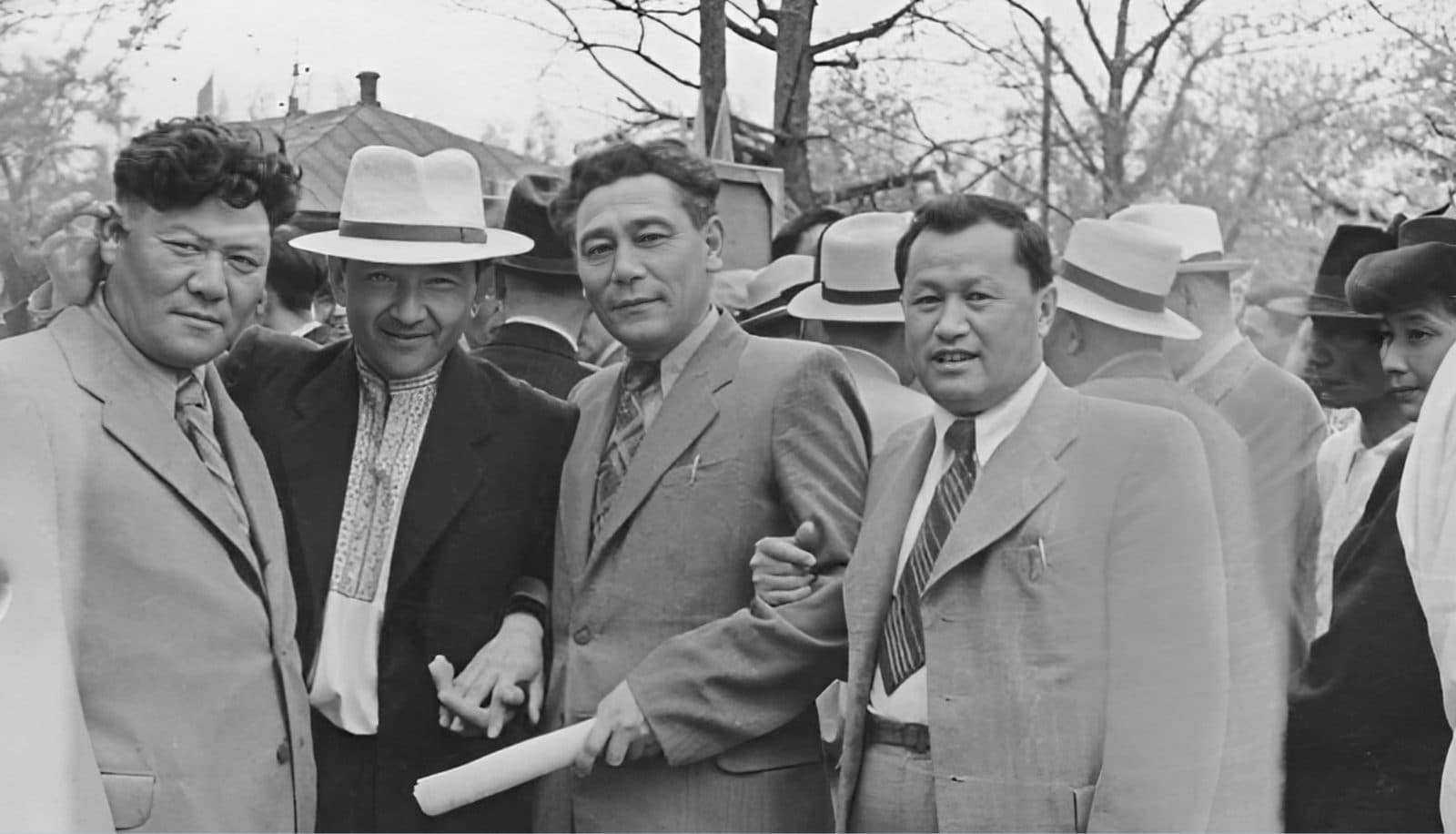 Sirbay Mavlenov, Taxaui Axtanov, Xamit Yerg'aliyev, Raxmetolla Rayimqulov (chapdan o'ngga), 1-may bayrami, Almati, 1954-yil.