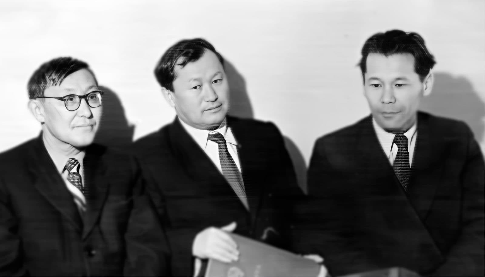 Xasen O'zdenboyev, Raxmetolla Rayimqulov (chapdan o'ngga). Almati, Hukumat uyi. 1959-yil 20-fevral.