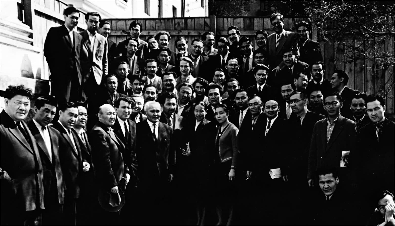 Qozog'iston Yozuvchilar uyushmasi Plenumi ishtirokchilari. Sirbay Mavlenov, Muzafar Alimboyev, Asqar To'qmag'ambetov, Abu Sarsenboyev, G'ali Ormanov, Saparali Begalin, Sag'ing'ali Seyitov, Abdilda Tajiboyev, Marfug'a Aytxojina, Muhametjan Qarataev, Jardem Tlekov, Seytjan Omarov, Qasim Qaysenov, Oljas Sulaymenov, Hamza Abdullin, Abdikarim Axmetov, Raxmetolla Rayimqulov (3-qatorda, o'ngdan chapga uchinchi)… 1965-yil 25-aprel. Almati.