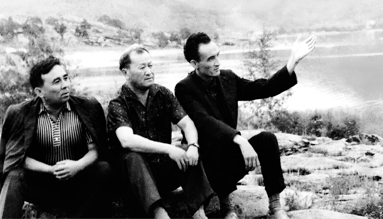 Shona Smaxanuli, Raxmetolla Rayimqulov (chapdan o'ngga). Bayanaul, Jasibay ko'li bo'yida. 1966-yil avgust oyi.