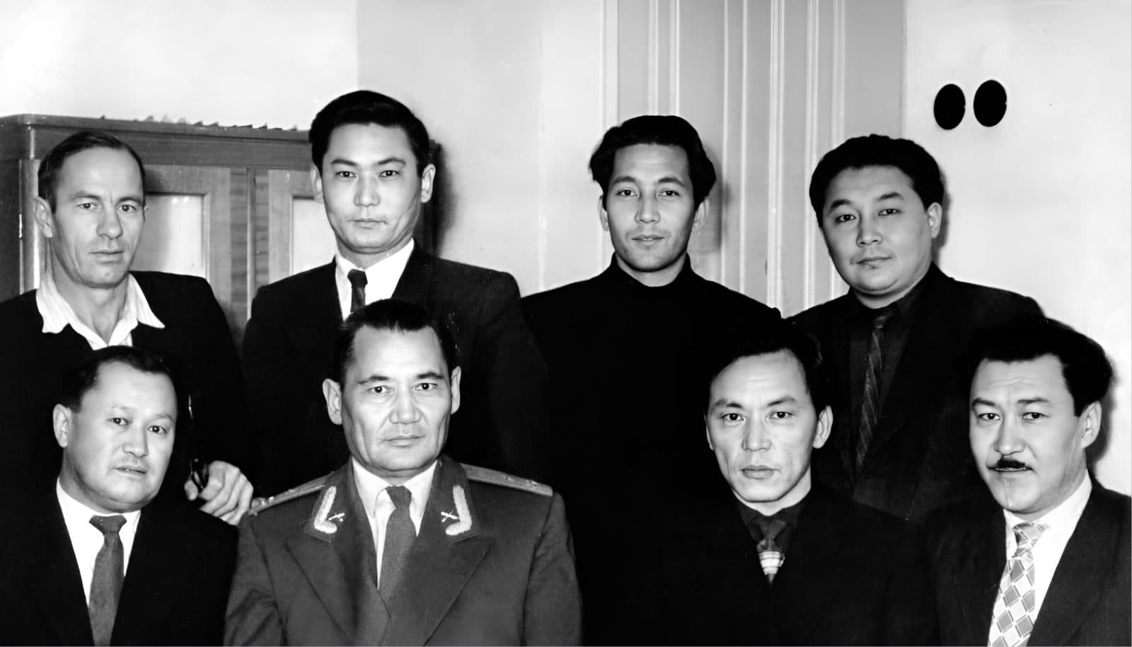 Raxmetolla Rayimqulov, Bauirjan Momishuli, Jubon Moldag'aliyev, Quandiq Shang'itboyev (o'tirganlar chapdan o'ngga). Viktor, Qaratay Quttiboyev, Qajig'umar Quandiqov, Balamer Saxariyev (turganlar chapdan o'ngga).