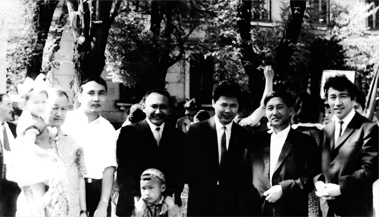 Raxmetolla Rayimqulov (qo'lida qizi Aqto'ti), Dukenbay Dosjonov, Ramazan To'qtarov, Sayin Muratbekov, Qajig'umar Quandiqov, Sabit Orazboyev (chapdan o'ngga). 1-may bayrami kuni, 1967-yil. Almati.