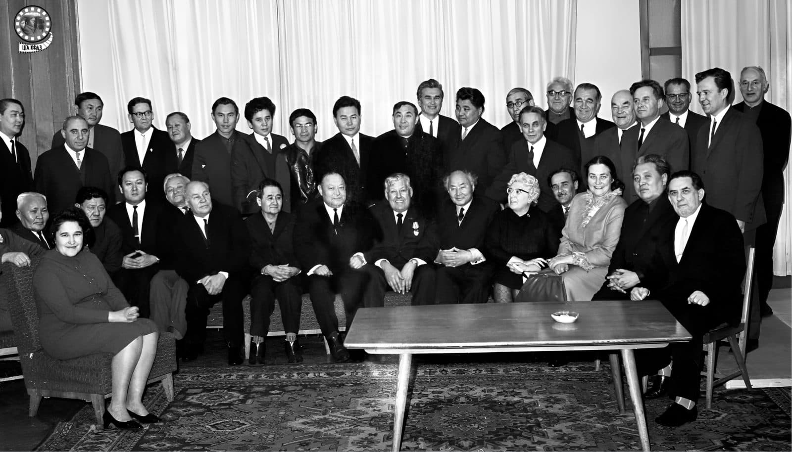 Moskva. Markaziy Adiblar uyida M. O. Auezovning 70 yilligiga bag'ishlangan kechada qatnashgan qalamkashlar. (1-qatorda chapdan o'ngga) G'ali Ormanov, Leyla Auezova, Sirbay Mavlenov, 7-chi va undan keyingilar — Dixan Abilev, Adi Sharipov, Leonid Sobolev, Alkey Marg'ulan, Zoya Kedrina, Yevgeniya Lizunova, Muhamedjan Qarataev. Turganlar chapdan o'ngga: Abdikarim Axmetov, Taken Alimqulov, Raxmetolla Rayimqulov, Sulton Orazalinov, Amantay Sataev, Muzafar Alimboyev, Musilim Bazarboyev, Qasim Qaysenov, Seyitjan Omarov va moskvalik yozuvchilar. 1967-yil. 3-31049.