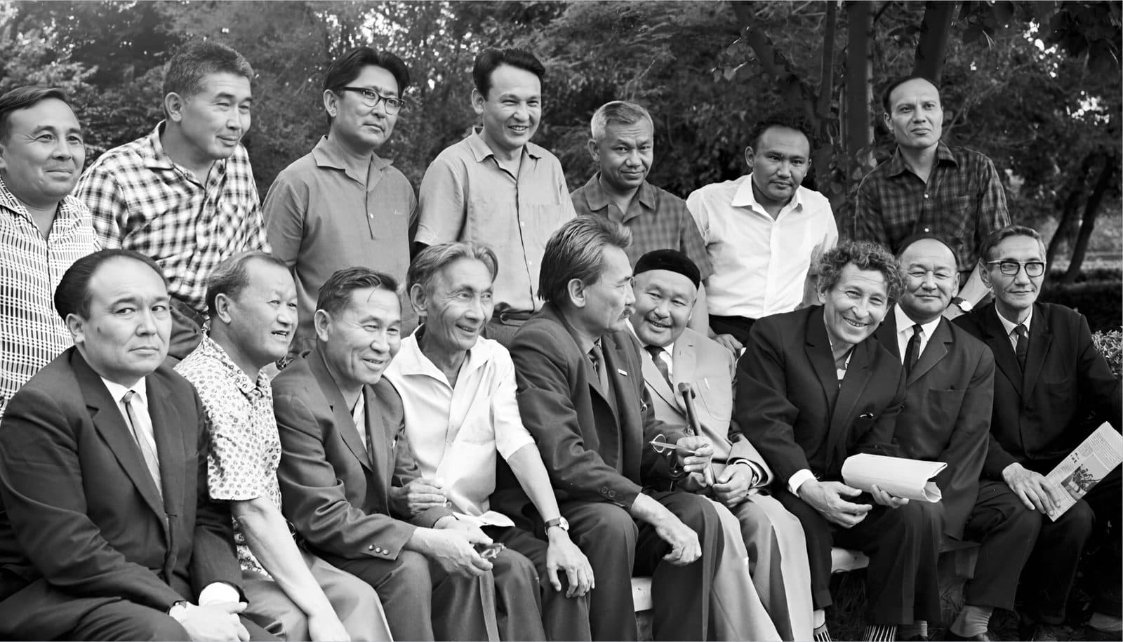 1-qatorda chapdan o'ngga: Amantay Baytanayev, Raxmetolla Rayimqulov, O'teboy Turmanjonov, Jaqan Sizdiqov, Bauirjan Momishuli, Sabit Muqanov, Abu Sarsenboyev, Jardem Tilekov, G'abdol Slanov. Turganlar: Shona Smaxanuli, Sauirbek Baqbergenov, Berqayir Amanshin, Nig'met G'abdullin, Azilxan Nurshayiqov, Ramazan To'qtarov, Azat Suleyev. 1967-yil. 3-25546.