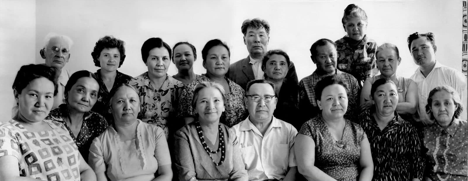 «Qozog'iston ayollari» jurnali tahririyatida turli yillarda ishlagan xodimlar (chapdan o'ngga) o'tirganlar: Tursinxan Abdiraxmanova, Banu Jandosova, Mariyam Xakimjanova, Sara Yesova, Beysenbay Kenjeboyev, Mariyam Bektembekova, Zeynep To'qberlinova. Turganlar: (uchinchi) Mayda Moldasheva, (beshinchi) Xasiba Seytqaziyeva, Shiyap Qojaxmetov, Gulzabira To'legenova, Raxmetolla Rayimqulov.