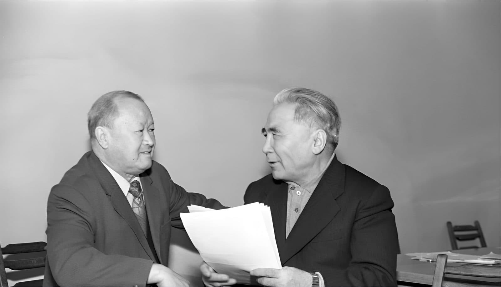 Yozuvchilar Raxmetolla Rayimqulov va Aljappar Abishev. 1970-yillar.