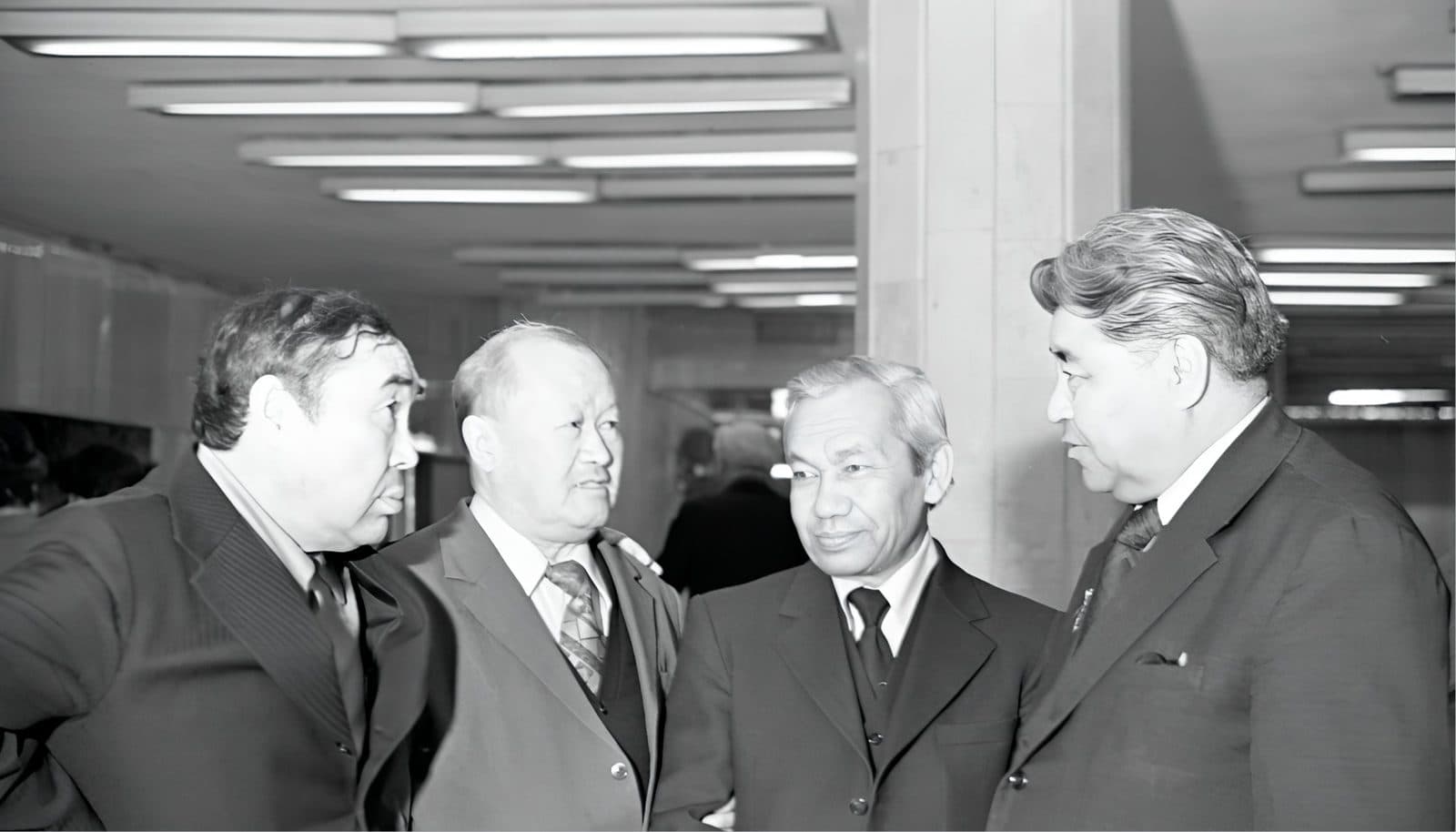 Qalamkashlar davrasida. Chapdan o'ngga: Muzafar Alimboyev, Raxmetolla Rayimqulov, Azilxan Nurshayiqov, Qasim Qaysenov.