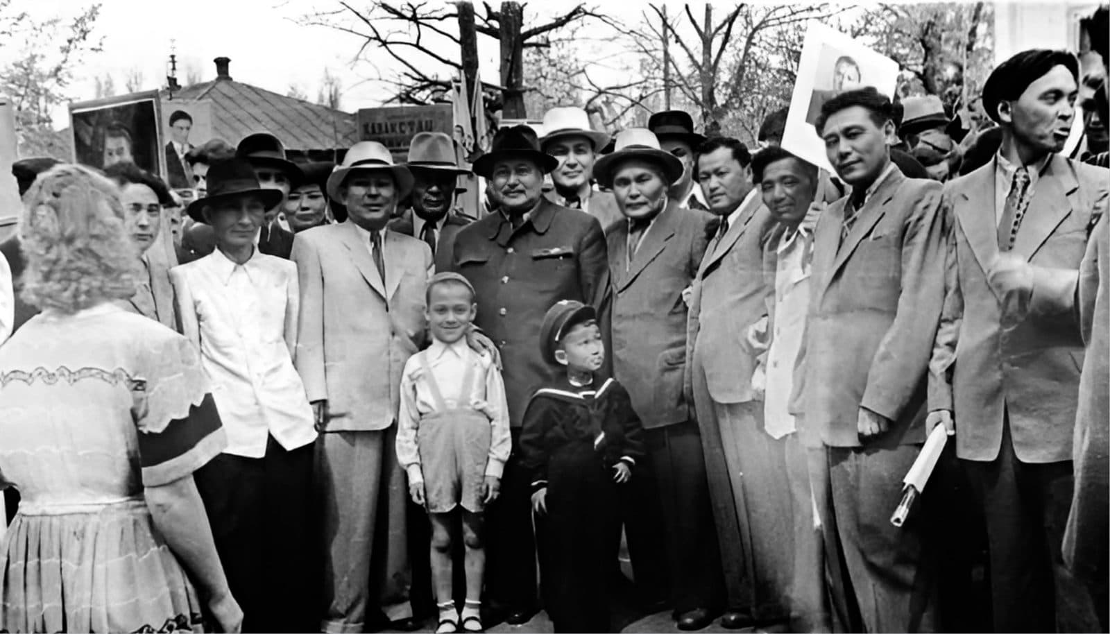 1-may bayramida shoir va yozuvchilar bilan (o'ngdan chapga): noma'lum, Xamit Yerg'aliyev, Raxmetolla Rayimqulov, G'ali Ormanov, Sabit Muqanov, G'abit Musirepov, noma'lum, G'afu Qayirbekov. Almati, 1954-yil.