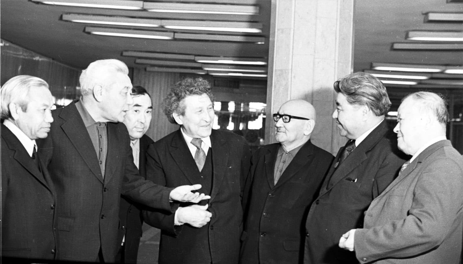 Qozoqning nomdor qalamkashlari: (chapdan o'ngga) Azilxan Nurshayiqov, Xamit Yerg'aliyev, Muzafar Alimboyev, Abu Sarsenboyev, Asqar To'qmag'ambetov, Qasim Qaysenov va Raxmetolla Rayimqulov. 1970-yillar.